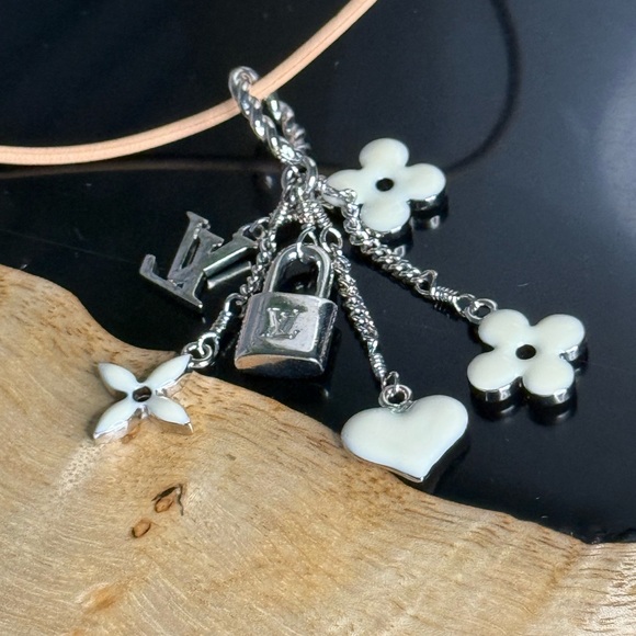 Louis Vuitton Necklace - Picture 7 of 15